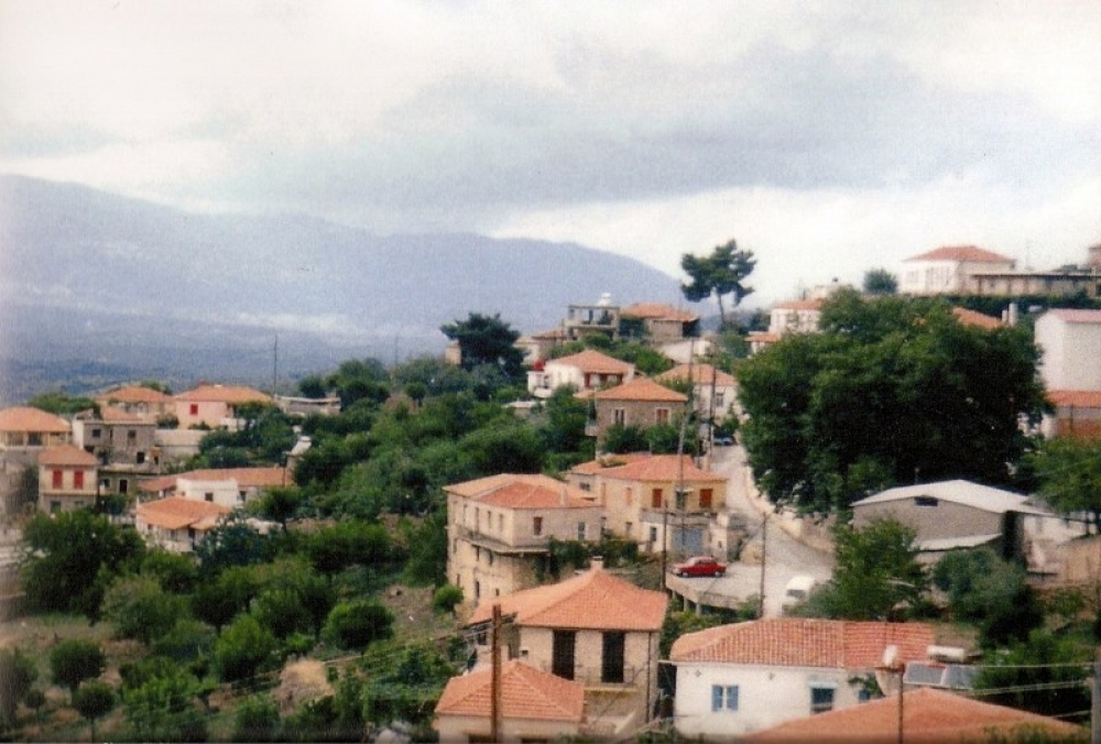 &laquo;&Tau;&rho;ά&beta;&alpha; &tau;&omicron; &chi;&omicron;&rho;ό &kappa;&iota; &alpha;&sigmaf; &pi;ά&epsilon;&iota;&raquo;