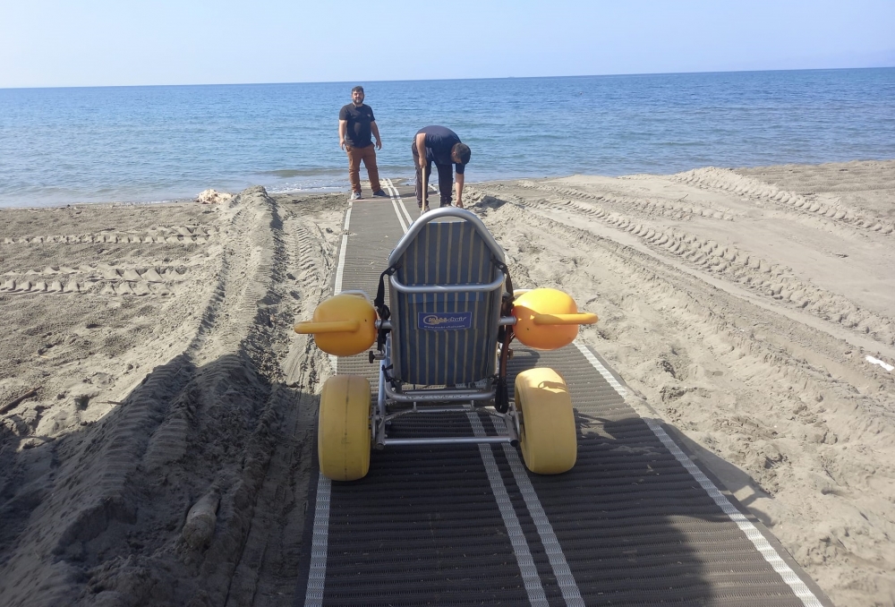 &Eta; &lambda;&alpha;&kappa;&omega;&nu;&iota;&kappa;ή &pi;&alpha;&rho;&alpha;&lambda;ί&alpha; &pi;&omicron;&upsilon; &laquo;&gamma;&nu;έ&phi;&epsilon;&iota;&raquo; &phi;&iota;&lambda;&iota;&kappa;ά &sigma;&tau;&alpha; &Alpha;&mu;&epsilon;&Alpha;&hellip;