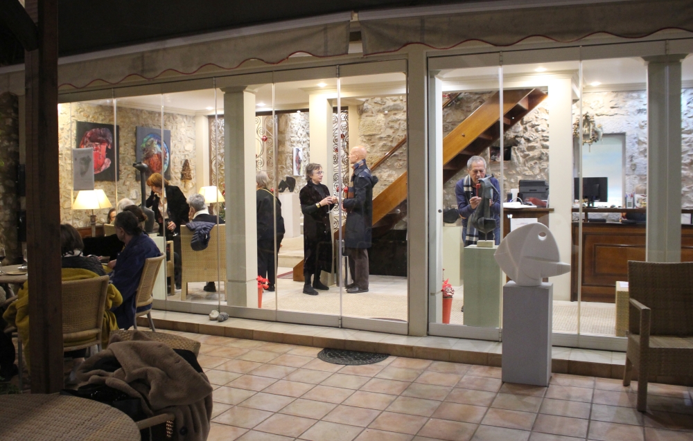 &Sigma;&upsilon;&nu;&epsilon;&chi;ί&zeta;&epsilon;&tau;&alpha;&iota; &sigma;&tau;&omicron;&nu; &Mu;&upsilon;&sigma;&tau;&rho;ά &omicron; &laquo;&delta;&iota;ά&lambda;&omicron;&gamma;&omicron;&sigmaf;&raquo; &mu;&epsilon; &tau;&omicron;&upsilon;&sigmaf; &kappa;&alpha;&lambda;&lambda;&iota;&tau;έ&chi;&nu;&epsilon;&sigmaf; &Chi;. &Kappa;&alpha;&nu;&epsilon;&lambda;&lambda;&alpha;&kappa;&omicron;&pi;&omicron;ύ&lambda;&omicron;&upsilon; &kappa;&alpha;&iota; &Chi;. &Rho;&eta;&gamma;&alpha;&nu;ά