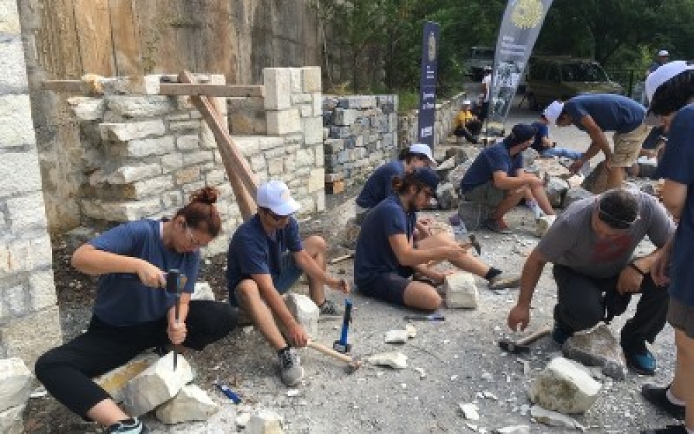 &laquo;&Upsilon;&lambda;&iota;&kappa;&omicron;ί &Pi;&omicron;&lambda;&iota;&tau;&iota;&sigma;&mu;&omicron;ί: &omicron; &tau;&rho;ό&pi;&omicron;&sigmaf; &tau;&omicron;&upsilon; &xi;ύ&lambda;&omicron;&upsilon; &kappa;&alpha;&iota; &omicron; &tau;&rho;ό&pi;&omicron;&sigmaf; &tau;&eta;&sigmaf; &pi;έ&tau;&rho;&alpha;&sigmaf;&raquo;