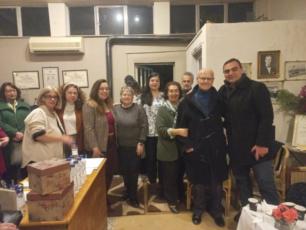 &Mu;&epsilon;&lambda;&omega;&delta;ί&epsilon;&sigmaf;, &epsilon;&upsilon;&chi;έ&sigmaf; &kappa;&alpha;&iota; &delta;&eta;&mu;&iota;&omicron;&upsilon;&rho;&gamma;&iota;&kappa;ό&sigmaf; &alpha;&pi;&omicron;&lambda;&omicron;&gamma;&iota;&sigma;&mu;ό&sigmaf; &sigma;&tau;&eta;&nu; &kappa;&omicron;&pi;ή &pi;ί&tau;&alpha;&sigmaf; &tau;&eta;&sigmaf; &laquo;&Tau;&alpha;ϋ&gamma;έ&tau;&eta;&sigmaf;&raquo;