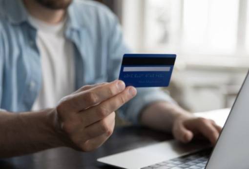 Σε ισχύ η προπληρωμένη κάρτα για τα επιδόματα