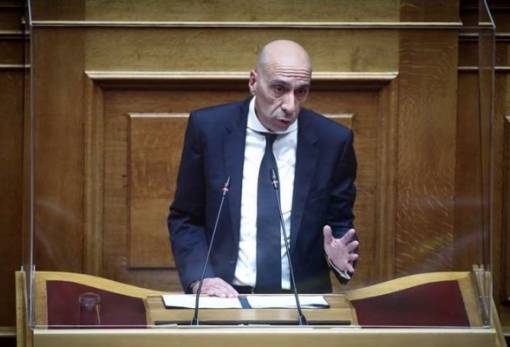 Στην ουσία του θέματος ο Μπρατάκος κατά την παρθενική του εμφάνιση στη Βουλή