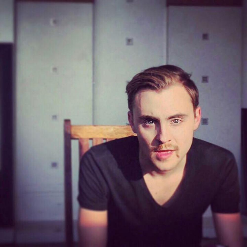 &Omicron; &Sigma;&pi;&alpha;&rho;&tau;&iota;ά&tau;&eta;&sigmaf; &Alpha;&pi;. &Mu;&alpha;&lambda;&epsilon;&mu;&pi;&iota;&tau;&zeta;ή&sigmaf; &sigma;&epsilon; έ&nu;&alpha; &laquo;&Theta;&alpha;&upsilon;&mu;&alpha;&sigma;&tau;ό &Kappa;&alpha;&iota;&nu;&omicron;ύ&rho;&gamma;&iota;&omicron; &Kappa;ό&sigma;&mu;&omicron;&raquo;