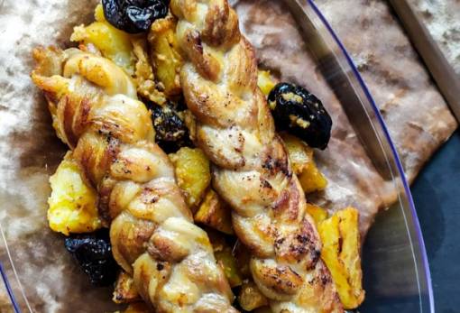 Μια συνταγή για το εορταστικό τραπέζι: Χοιρινές πλεξούδες με πατάτες και δαμάσκηνα