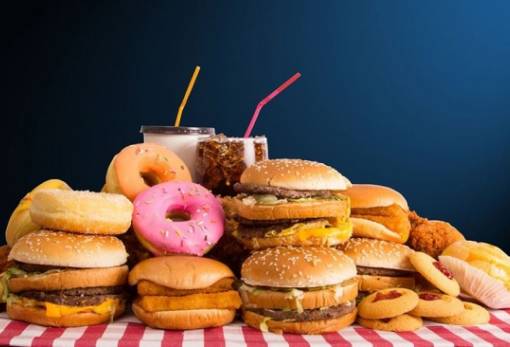 Πολύ επεξεργασμένα τρόφιμα μειώνουν τη γνωστική λειτουργία του εγκεφάλου