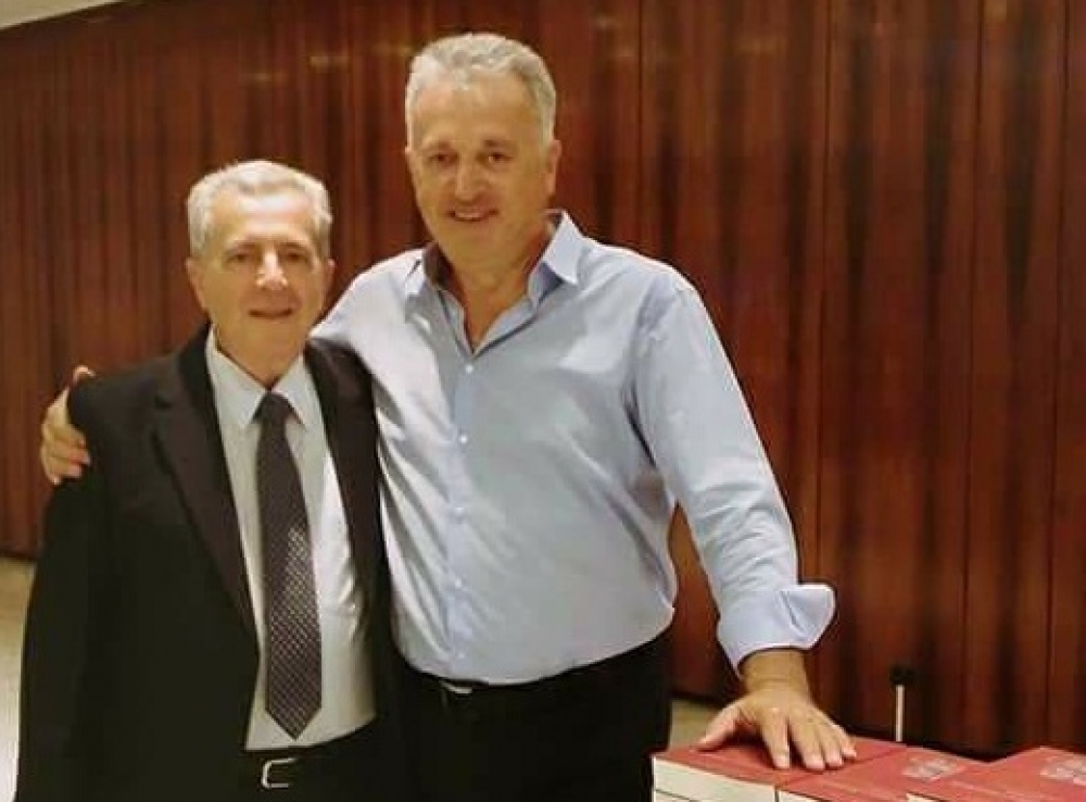 &Pi;&alpha;&rho;&omicron;&upsilon;&sigma;&iota;ά&sigma;&tau;&eta;&kappa;&epsilon; &tau;&omicron; &beta;&iota;&beta;&lambda;ί&omicron; &laquo;&Lambda;&alpha;&mu;&pi;ό&kappa;&alpha;&mu;&pi;&omicron;&sigmaf;-&Pi;&iota;&sigma;&tau;ά&mu;&alpha;&tau;&alpha;- &Zeta;ά&rho;&alpha;&kappa;&alpha;&sigmaf;-&Delta;&iota;&alpha;&delta;&rho;&omicron;&mu;ή &mu;έ&sigma;&alpha; &sigma;&tau;&omicron; &chi;&rho;ό&nu;&omicron;&raquo;