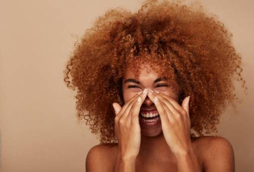 4 ασκήσεις face yoga για να χαλαρώσεις πριν τον ύπνο