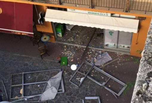 Έπεσε με το αυτοκίνητο σε τζαμαρία φαρμακείου