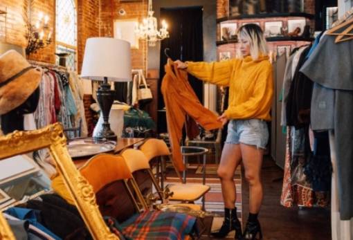 Η νέα τάση της Γενιάς Ζ: Αγοράζουν παλιά αντικείμενα από σπίτια ηλικιωμένων