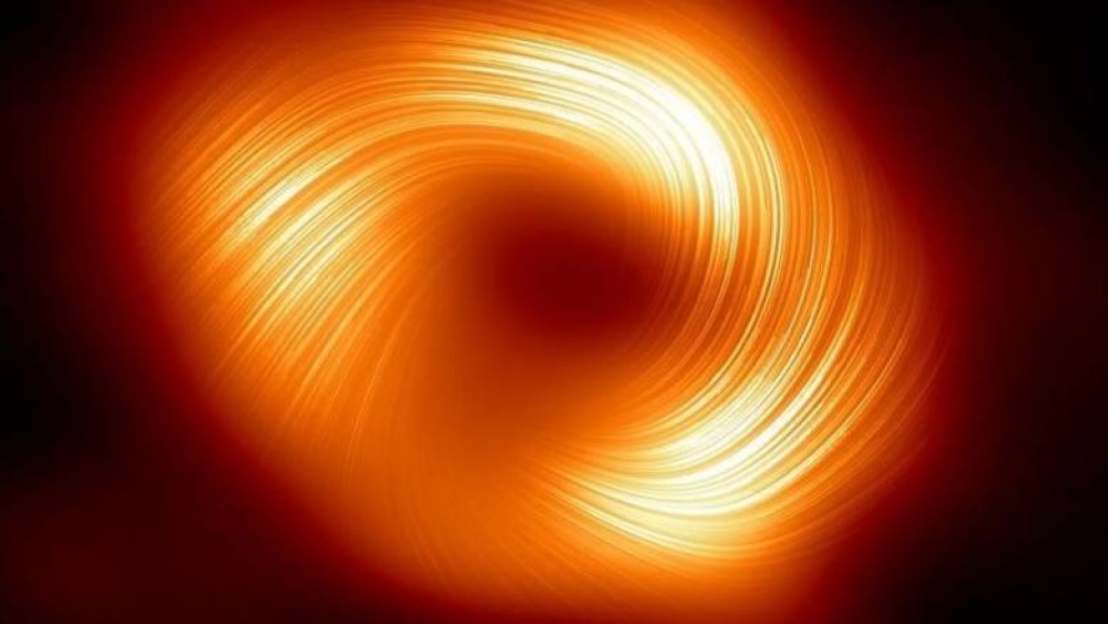 &Tau;&omicron; &laquo;&Mu;ά&tau;&iota; &tau;&omicron;&upsilon; &Sigma;ά&omicron;&upsilon;&rho;&omicron;&nu;&raquo;: &Nu;έ&alpha; &epsilon;&iota;&kappa;ό&nu;&alpha; &tau;&eta;&sigmaf; &mu;&alpha;ύ&rho;&eta;&sigmaf; &tau;&rho;ύ&pi;&alpha;&sigmaf; &tau;&omicron;&upsilon; &gamma;&alpha;&lambda;&alpha;&xi;ί&alpha; &mu;&alpha;&sigmaf;