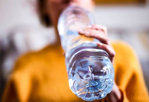 Τι συστατικά μπορεί να περιέχει ένα εμφιαλωμένο μπουκάλι νερό