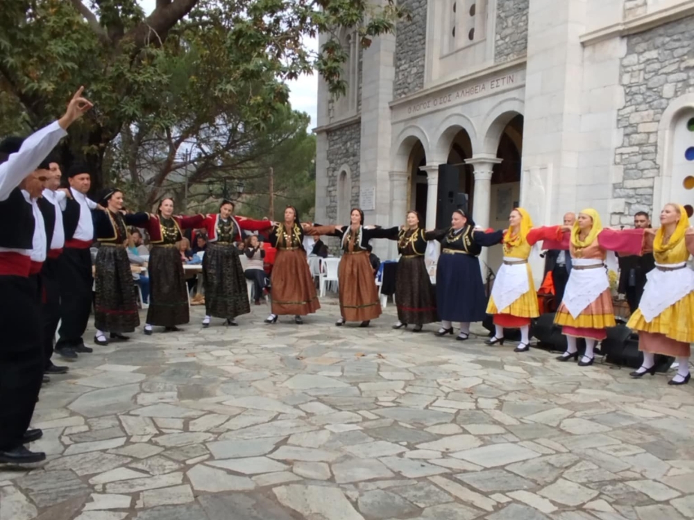 &Pi;&alpha;&rho;&alpha;&delta;&omicron;&sigma;&iota;&alpha;&kappa;ό &gamma;&lambda;έ&nu;&tau;&iota; &kappa;&alpha;&iota; &kappa;&omicron;&pi;ή &pi;ί&tau;&alpha;&sigmaf; &alpha;&pi;ό &tau;&omicron;&upsilon;&sigmaf; &laquo;&Chi;&omicron;&rho;&omicron;&delta;&rho;ό&mu;&omicron;&upsilon;&sigmaf;&raquo;