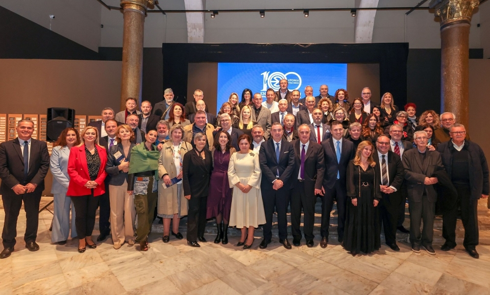 &laquo;&Gamma;&rho;ά&phi;&omicron;&upsilon;&mu;&epsilon; &Iota;&sigma;&tau;&omicron;&rho;ί&alpha;&raquo; έ&nu;&alpha;&nu; &alpha;&iota;ώ&nu;&alpha; &mu;&epsilon; &tau;&eta; &mu;&alpha;&chi;&eta;&tau;&iota;&kappa;ή &pi;έ&nu;&alpha; &tau;&omicron;&upsilon; &Pi;&epsilon;&rho;&iota;&phi;&epsilon;&rho;&epsilon;&iota;&alpha;&kappa;&omicron;ύ &Tau;ύ&pi;&omicron;&upsilon;