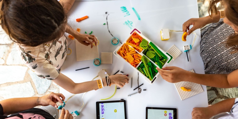 &Tau;&alpha; &rho;&omicron;&mu;&pi;ό&tau;&hellip; &sigma;&tau;&omicron; &chi;&iota;ό&nu;&iota;: &Mu;&iota;&alpha; &delta;&iota;&alpha;&delta;&rho;&alpha;&sigma;&tau;&iota;&kappa;ή &alpha;&pi;&omicron;&sigma;&tau;&omicron;&lambda;ή &gamma;&iota;&alpha; &mu;&iota;&kappa;&rho;&omicron;ύ&sigmaf; &epsilon;&xi;&epsilon;&rho;&epsilon;&upsilon;&nu;&eta;&tau;έ&sigmaf;