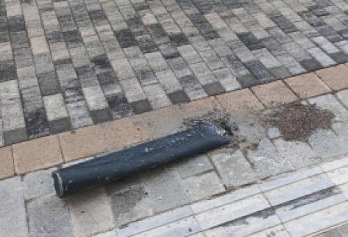 Κολωνάκια πέφτουνε και δέντρα «κάνουν φτερά» στο Open Mall Σπάρτης (ΦΩΤΟ)