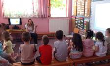 &laquo;&Kappa;&alpha;&lambda;&omicron;&kappa;&alpha;&iota;&rho;&iota;&nu;έ&sigmaf; &pi;&epsilon;&rho;&iota;&pi;έ&tau;&epsilon;&iota;&epsilon;&sigmaf; &mu;&epsilon; &alpha;&sigma;&phi;ά&lambda;&epsilon;&iota;&alpha;&raquo;: &Epsilon;&nu;&eta;&mu;έ&rho;&omega;&sigma;&eta; &mu;&alpha;&theta;&eta;&tau;ώ&nu; &nu;&eta;&pi;&iota;&alpha;&gamma;&omega;&gamma;&epsilon;ί&omega;&nu; &alpha;&pi;ό &tau;&omicron; &Kappa;έ&nu;&tau;&rho;&omicron; &Kappa;&omicron;&iota;&nu;ό&tau;&eta;&tau;&alpha;&sigmaf; &Sigma;&pi;ά&rho;&tau;&eta;&sigmaf;