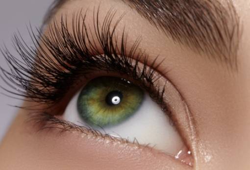 Ο ανέξοδος τρόπος να κάνεις πιο πυκνές και δυνατές τις βλεφαρίδες