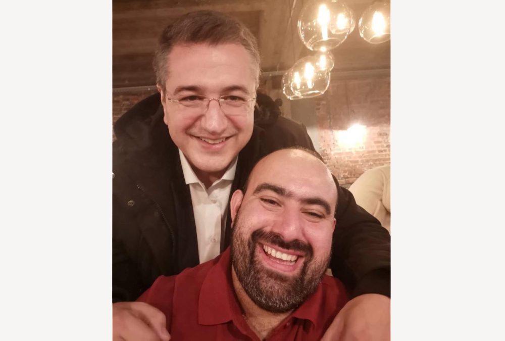 Ή&xi;&epsilon;&rho;&epsilon;&sigmaf; ό&tau;&iota; &omicron; &Tau;&zeta;ί&tau;&zeta;&iota; &beta;&alpha;&sigma;&tau;ά&epsilon;&iota; &alpha;&pi;&rsquo; &tau;&alpha; &Kappa;ύ&theta;&eta;&rho;&alpha;;