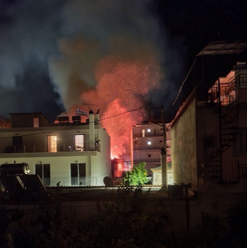 &Kappa;&alpha;&tau;&alpha;&sigma;&tau;&rho;&omicron;&phi;&iota;&kappa;ή &phi;&omega;&tau;&iota;ά &sigma;&epsilon; &alpha;&kappa;&alpha;&tau;&omicron;ί&kappa;&eta;&tau;&omicron; &pi;&alpha;&lambda;&iota;ό &sigma;&pi;ί&tau;&iota; &sigma;&tau;&eta; &Sigma;&pi;ά&rho;&tau;&eta; (&Phi;&omega;&tau;&omicron;&sigmaf;)