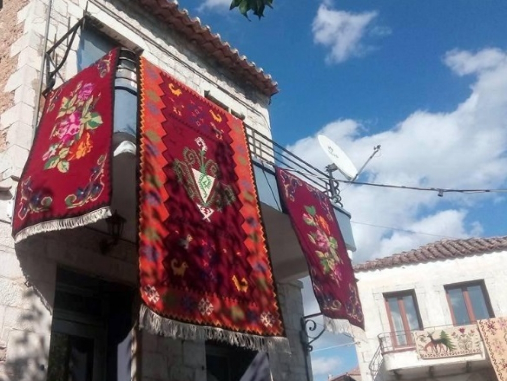 &Epsilon;&pi;έ&nu;&delta;&upsilon;&sigma;&eta; &sigma;&tau;&eta;&nu; &pi;&alpha;&rho;ά&delta;&omicron;&sigma;&eta; &tau;&eta;&sigmaf; &chi;&epsilon;&iota;&rho;&omicron;&tau;&epsilon;&chi;&nu;ί&alpha;&sigmaf; &mu;&epsilon; &lambda;&alpha;&kappa;&omega;&nu;&iota;&kappa;ό &laquo;&omicron;&delta;&eta;&gamma;ό&raquo;