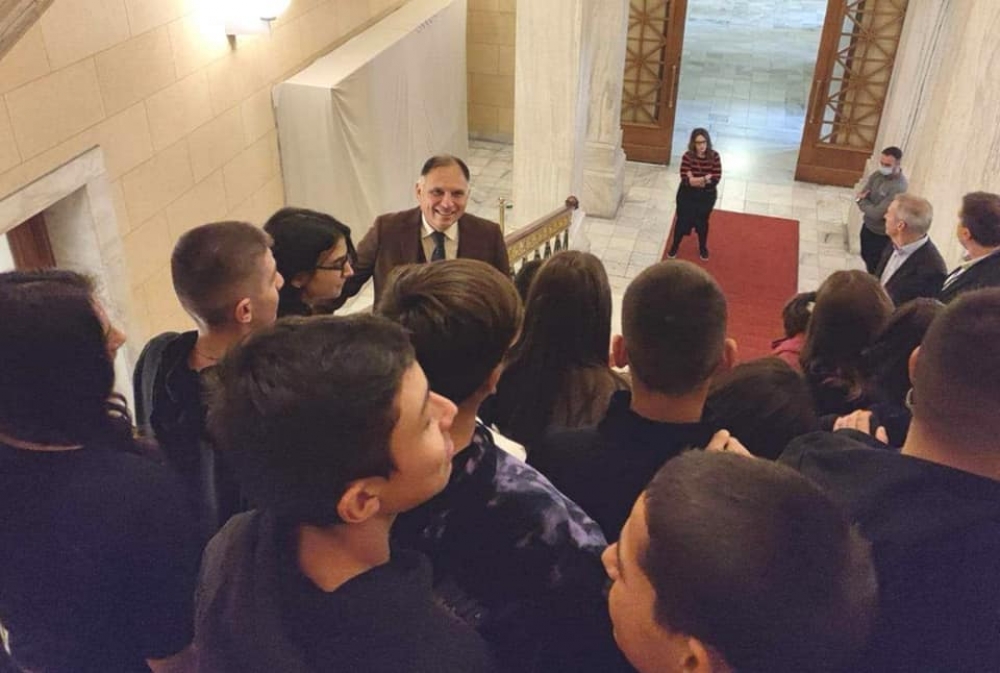 &Tau;&eta; &Beta;&omicron;&upsilon;&lambda;ή &epsilon;&pi;&iota;&sigma;&kappa;έ&phi;&tau;&eta;&kappa;&epsilon; &tau;&omicron; 4&omicron; &Gamma;&upsilon;&mu;&nu;ά&sigma;&iota;&omicron; &Sigma;&pi;ά&rho;&tau;&eta;&sigmaf;