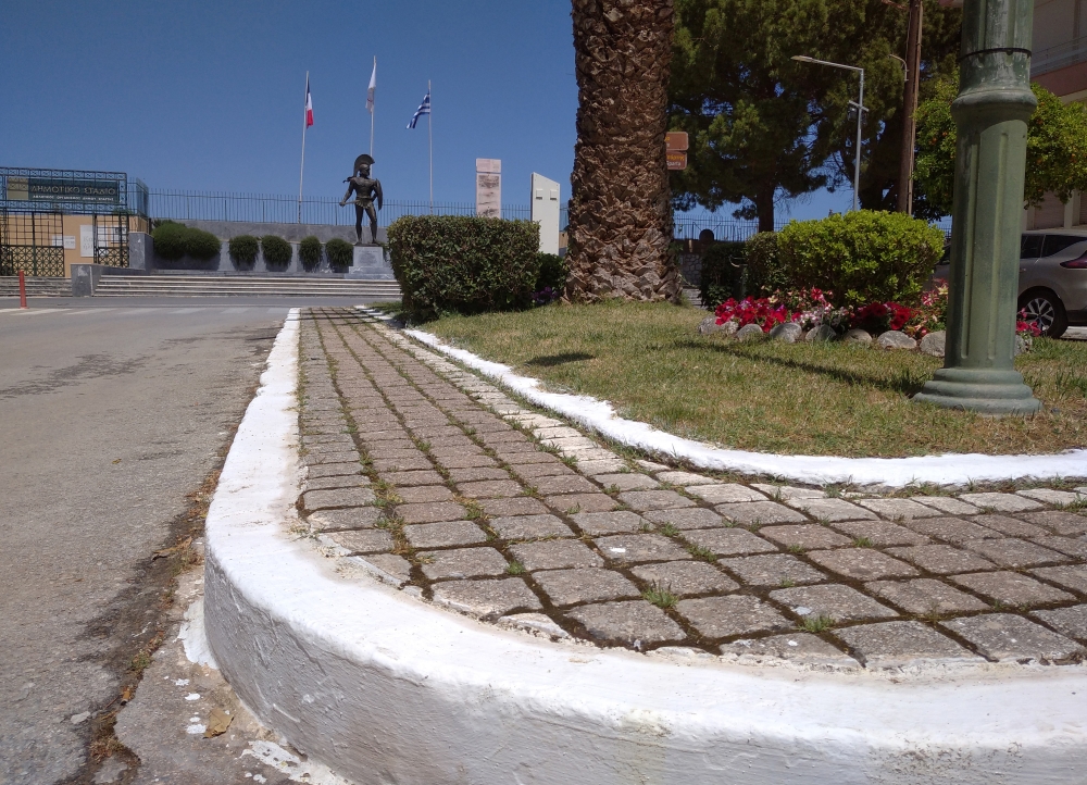 &Alpha;&sigma;&pi;&rho;ί&sigma;&alpha;&mu;&epsilon; &kappa;&alpha;&iota; &sigma;&alpha;&sigmaf; &pi;&epsilon;&rho;&iota;&mu;έ&nu;&omicron;&upsilon;&mu;&epsilon;, &alpha;&lambda;&lambda;ά &mu;&epsilon;&tau;&rsquo; &epsilon;&mu;&pi;&omicron;&delta;ί&omega;&nu;...