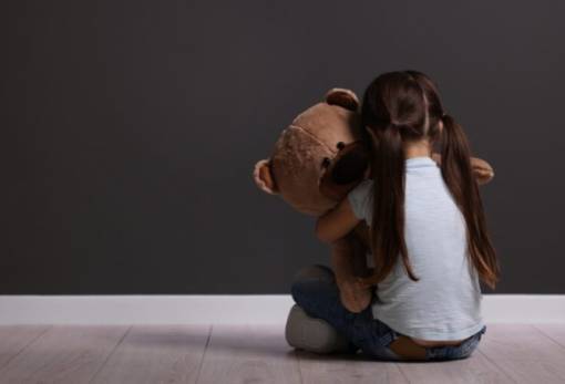 Αποπλάνηση και σεξουαλική κακοποίηση: Πώς μπορούν οι γονείς να προστατεύσουν τα παιδιά τους