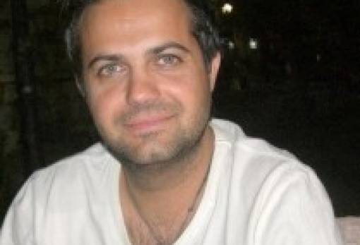 Ο Γιάννης Κοσμάς, ιδιοκτήτης νυχτερινού κέντρου διασκέδασης στη Σπάρτη, μιλά για την επιστροφή στη γενέτειρά του, την επιχειρηματικότητα και την καθημερινότητα στη Χριστιάνα Χιώτη