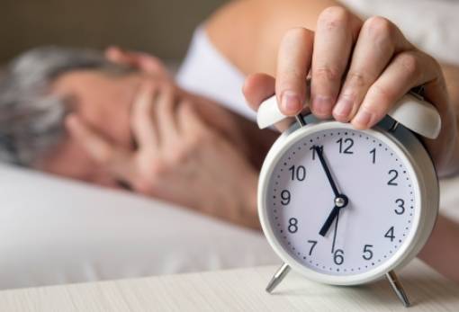Ποιος είναι ο λόγος που ξυπνάμε μόλις 5 λεπτά πριν χτυπήσει το ξυπνητήρι μας