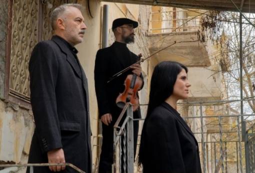 «Σώμα Μήδεια»: Ψίθυροι από τον Άδη στο Αμφιθέατρο Ξηροκαμπίου