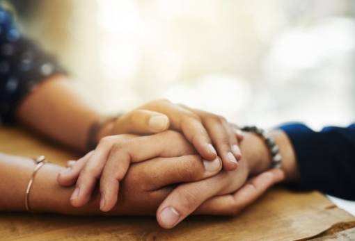 Πώς να είσαι πραγματικά δίπλα σε έναν φίλο που περνά δύσκολα