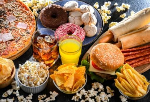 Η κατανάλωση υπερ-επεξεργασμένων τροφίμων μάλλον έχει το ίδιο αποτέλεσμα με το κάπνισμα
