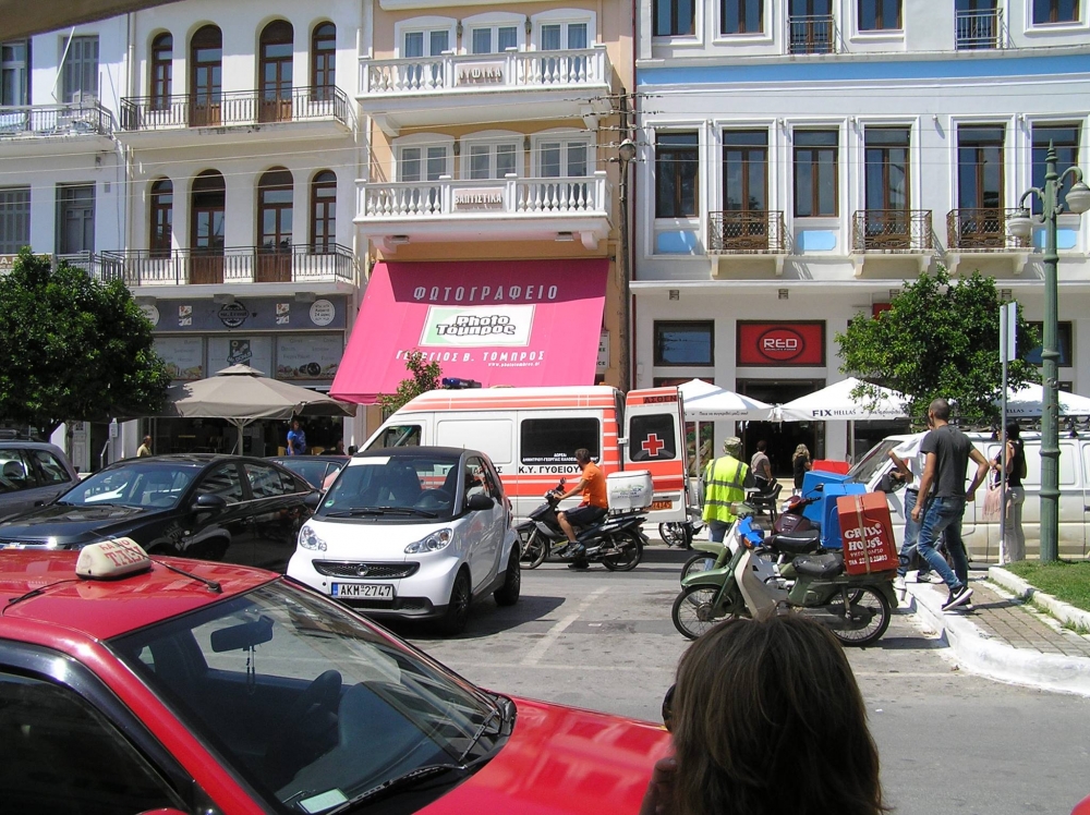 &Pi;&omicron;&iota;&omicron;&upsilon;&sigmaf; &ldquo;&gamma;&rho;ά&phi;&epsilon;&iota;&rdquo; &tau;&epsilon;&lambda;&iota;&kappa;ά &eta; &Delta;&eta;&mu;&omicron;&tau;&iota;&kappa;ή &Alpha;&sigma;&tau;&upsilon;&nu;&omicron;&mu;ί&alpha;;