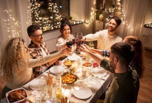 Η ακρίβεια κρατάει τους Έλληνες στα σπίτια τους