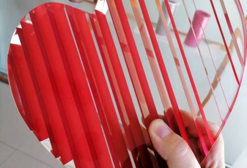 Πέτρα και plexiglass. Γλυπτά που επιβάλλεται να …..αγγίξεις!