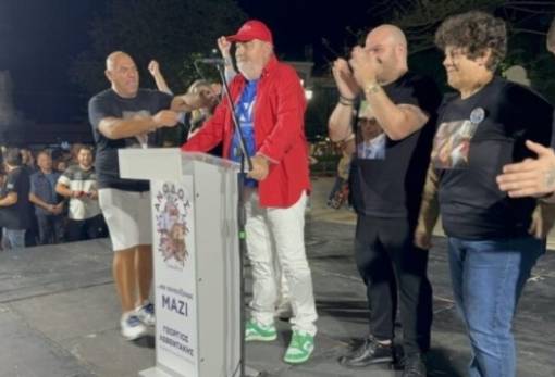 Δήμαρχος πανηγύρισε με μπλουζάκι ΝΔ, καπέλο ΣΥΡΙΖΑ και παπούτσια ΠΑΣΟΚ