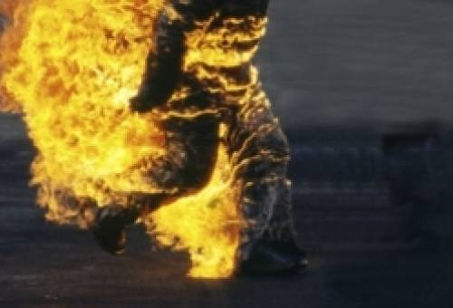 Στον εισαγγελέα ο αλλοδαπός που πήγε να κάψει τη συμβία του στη Σπάρτη