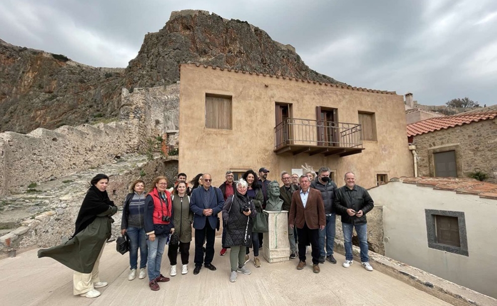 &Tau;&alpha; &laquo;&phi;ώ&tau;&alpha;&raquo; &pi;&alpha;&nu;&epsilon;&lambda;&lambda;&alpha;&delta;&iota;&kappa;ώ&nu; &Mu;&Mu;&Epsilon; &sigma;&epsilon; &Pi;&alpha;&upsilon;&lambda;&omicron;&pi;έ&tau;&rho;&iota;, &Epsilon;&lambda;&alpha;&phi;ό&nu;&eta;&sigma;&omicron;, &Mu;&omicron;&nu;&epsilon;&mu;&beta;&alpha;&sigma;&iota;ά