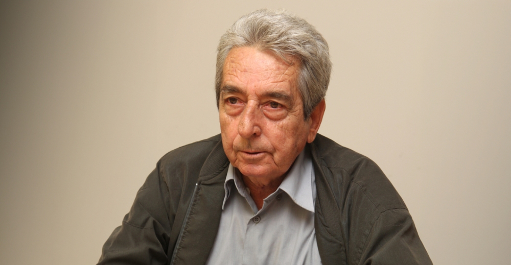 Έ&kappa;&lambda;&epsilon;&iota;&sigma;&epsilon; &tau;&omicron; &laquo;&phi;ύ&lambda;&lambda;&omicron;&raquo; &mu;&iota;&alpha;&sigmaf; &zeta;&omega;ή&sigmaf; &pi;&omicron;&upsilon; &gamma;&rho;ά&phi;&tau;&eta;&kappa;&epsilon; &mu;&epsilon; &alpha;&sigma;&upsilon;&mu;&beta;ί&beta;&alpha;&sigma;&tau;&eta; &pi;έ&nu;&alpha;: &laquo;Έ&phi;&upsilon;&gamma;&epsilon;&raquo; &omicron; &Lambda;ά&kappa;&omega;&nu;&alpha;&sigmaf; &delta;&eta;&mu;&omicron;&sigma;&iota;&omicron;&gamma;&rho;ά&phi;&omicron;&sigmaf; &Alpha;&rho;. &Mu;&alpha;&nu;&omega;&lambda;ά&kappa;&omicron;&sigmaf;