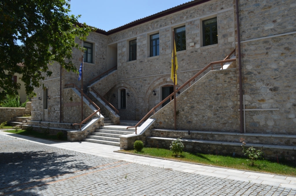 &Tau;&omicron; &Iota;&Nu;&Epsilon;&Beta;&Upsilon;&Pi; &alpha;&lambda;&lambda;ά&zeta;&epsilon;&iota;, &tau;&omicron; &kappa;&tau;ί&rho;&iota;&omicron; &tau;&iota; &gamma;ί&nu;&epsilon;&tau;&alpha;&iota;;