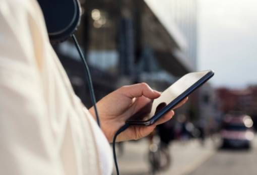 Κινητό τηλέφωνο: Τι έδειξε μεγάλη έρευνα του ΠΟΥ για τη σχέση με τον καρκίνο