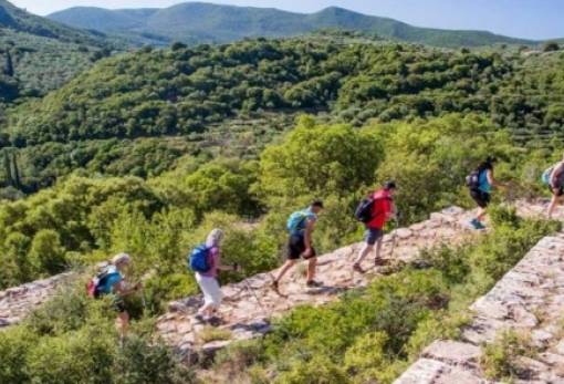 «Νέα Πελοπόννησος» για δίκτυο μονοπατιών: «Ο Π. Τατούλης άνοιξε τον δρόμο για τον εναλλακτικό τουρισμό»