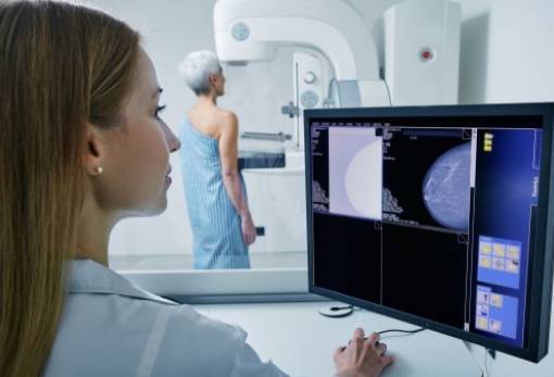 Αυξάνονται τα ποσοστά εμφάνισης καρκίνου του μαστού σε νεότερες γυναίκες