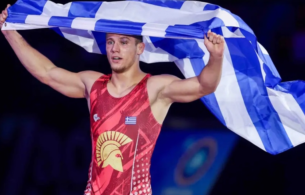 &Sigma;&tau;&eta;&nu; &kappa;&omicron;&rho;&upsilon;&phi;ή &tau;&eta;&sigmaf; &delta;&iota;&epsilon;&theta;&nu;&omicron;ύ&sigmaf; &pi;ά&lambda;&eta;&sigmaf; &mu;&epsilon; &laquo;This is Sparta&raquo; &omicron; &Gamma;. &Kappa;&omicron;&upsilon;&gamma;&iota;&omicron;&upsilon;&mu;&tau;&sigma;ί&delta;&eta;&sigmaf;