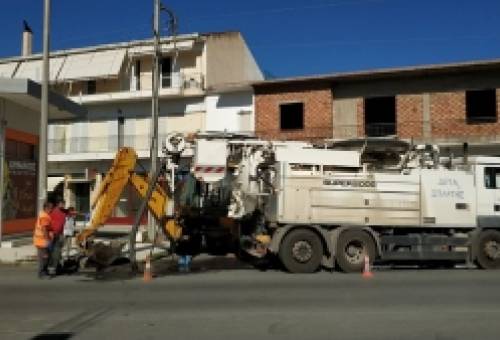 Καθαρίζουν σχάρες και φρεάτια της πόλης