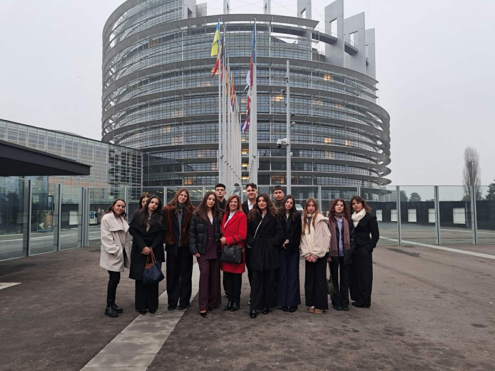 &Tau;&omicron; &Gamma;&Epsilon;&Lambda; &Sigma;&kappa;ά&lambda;&alpha;&sigmaf; &laquo;&Pi;&rho;έ&sigma;&beta;&eta;&sigmaf;&raquo; &tau;&omicron;&upsilon; &Epsilon;&upsilon;&rho;&omega;&pi;&alpha;ϊ&kappa;&omicron;ύ &Kappa;&omicron;&iota;&nu;&omicron;&beta;&omicron;&upsilon;&lambda;ί&omicron;&upsilon;