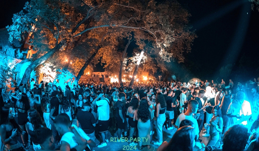 Έ&rho;&chi;&epsilon;&tau;&alpha;&iota; &tau;&omicron; 11&omicron; Magoula River Festival: &Kappa;&alpha;&lambda;&omicron;&kappa;&alpha;ί&rho;&iota; &gamma;&epsilon;&mu;ά&tau;&omicron; &mu;&omicron;&upsilon;&sigma;&iota;&kappa;ή, &pi;&alpha;&rho;ά&delta;&omicron;&sigma;&eta; &kappa;&alpha;&iota; &epsilon;&kappa;&pi;&lambda;ή&xi;&epsilon;&iota;&sigmaf; &delta;ί&pi;&lambda;&alpha; &sigma;&tau;&omicron; &pi;&omicron;&tau;ά&mu;&iota;