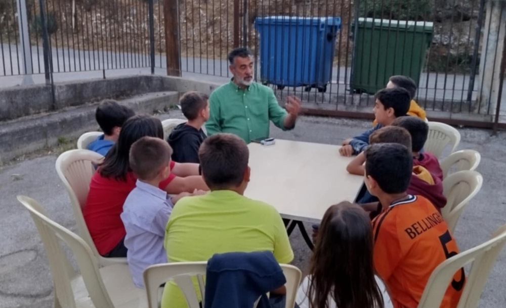 &Mu;&epsilon; &laquo;&pi;&rho;&omicron;&pi;&omicron;&nu;&eta;&tau;ή&raquo; &Mu;&alpha;&kappa;&alpha;&rho;&omicron;ύ&nu;&alpha; &tau;&alpha; &pi;&alpha;&iota;&delta;&iota;ά &tau;&eta;&sigmaf; &Lambda;ά&kappa;&kappa;&alpha;&sigmaf; &sigma;&kappa;ό&rho;&alpha;&rho;&alpha;&nu; &tau;&omicron; &pi;&iota;&omicron; &laquo;&kappa;&alpha;&theta;&alpha;&rho;ό&raquo; &gamma;&kappa;&omicron;&lambda;