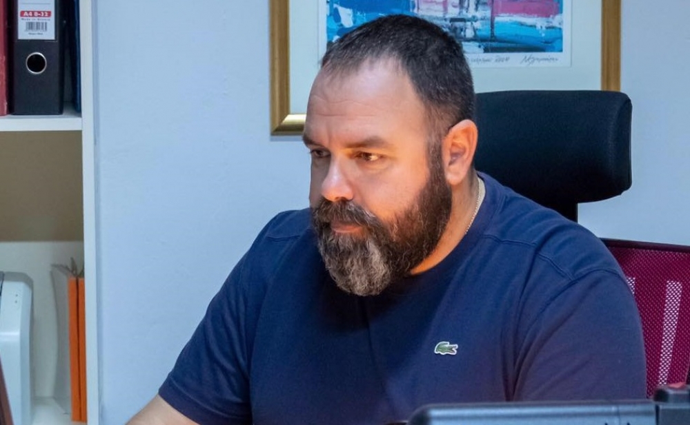 &Pi;&alpha;&rho;&alpha;&iota;&tau;ή&theta;&eta;&kappa;&epsilon; &omicron; &alpha;&nu;&tau;&iota;&delta;ή&mu;&alpha;&rho;&chi;&omicron;&sigmaf; &Epsilon;&upsilon;&rho;ώ&tau;&alpha; &Beta;. &Mu;&pi;ό&lambda;&lambda;&alpha;&sigmaf;